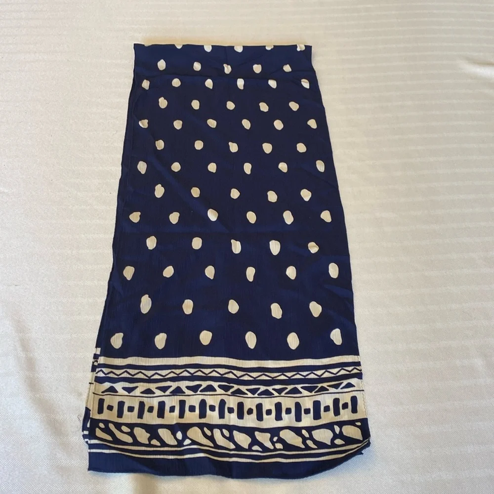 Excellent condition: vintage blue/white pattern scarf